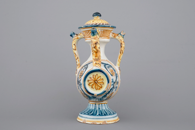 Un ensemble de 3 pichets trompeurs en forme de tonneau, Talavera, Espagne, ca. 1820